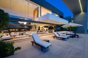 CLIFTON PENTAGON VILLA/Yolo Luxury Apartments